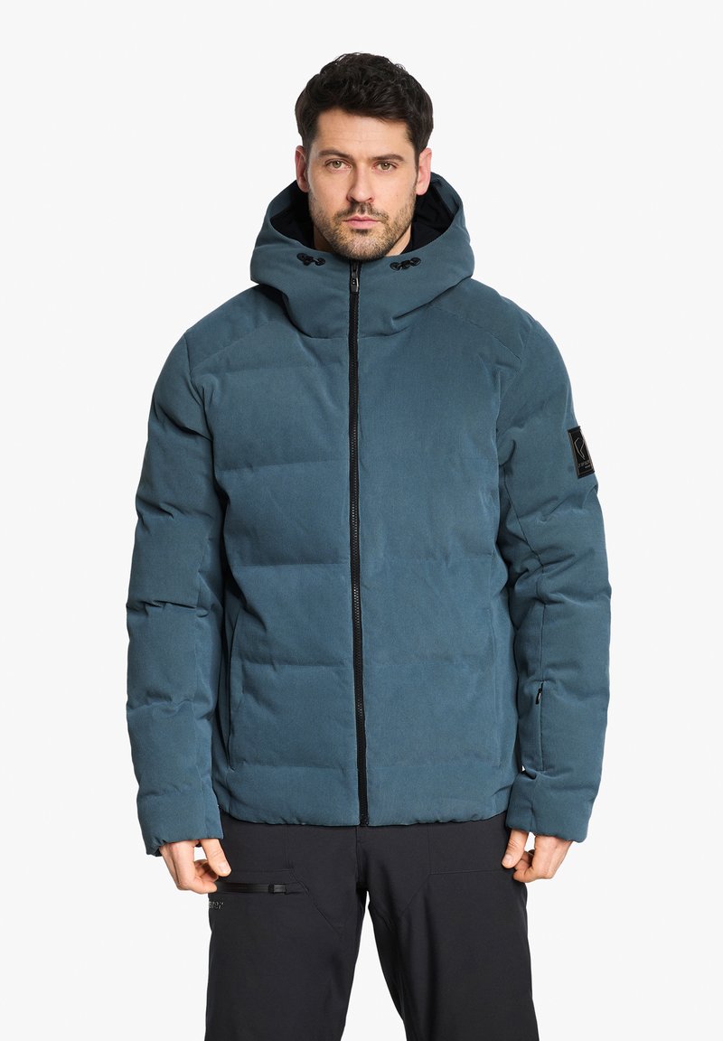 Blauer Puffermantel mit Kapuze, ausgestattet mit einem halben Reißverschluss auf der Vorderseite, gestepptem Material und einem Logo-Patch am Ärmel.