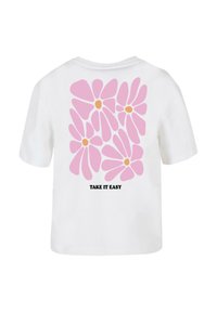 Weißes kurzärmeliges Hemd mit pinker Blumen-Grafik auf dem Rücken und dem Text „TAKE IT EASY“ unter den Blumen.