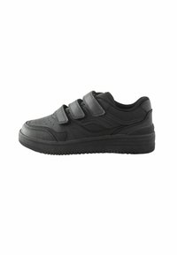 Sneaker neri con tre fasce in velcro, caratterizzati da una superficie testurizzata, punta forata, collo imbottito e suola in gomma resistente.