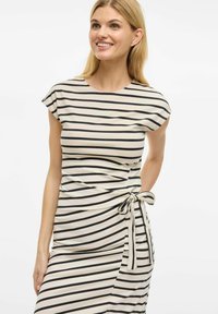 Sukienka w paski z krótkimi rękawkami, z beżowej tkaniny i czarnymi poziomymi paskami. Bok związywany detal tworzy dopasowany wygląd. Gładka faktura.