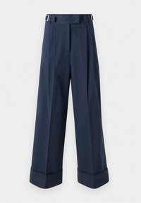 Pantalon large bleu marine en tissu lisse, avec une taille haute ornée de quincaillerie argentée et des ourlets retournés.