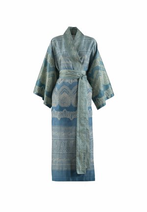 Blauer Seidenkimono mit breiten Ärmeln, aufwendigen Paisley- und Blumenmustern und einem passenden Stoffgürtel, der in der Taille gebunden ist.