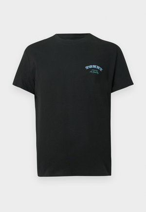 Camiseta de algodón negra con cuello redondo y mangas cortas, con texto bordado en turquesa en el pecho. Corte clásico y textura suave.