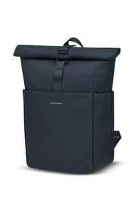Schwarzer Rolltop-Rucksack aus robustem Stoff, mit einer Vorderasche, verstellbarem Tragegurt und minimalistischen Design ohne Verzierung.