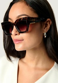 Soaked in Luxury SLChase - Saulesbrilles - havana dark brown