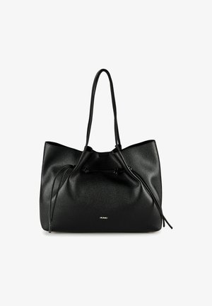 Sac fourre-tout en cuir noir texturé avec deux bandoulières, détails à cordon latéral et petit logo métallique au centre avant.