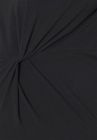 Tessuto nero con un design attorcigliato, caratterizzato da pieghe e una texture liscia. Il materiale sembra elasticizzato e di peso medio.