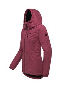 Giacca con cappuccio color marrone scuro, con chiusura a zip, polsini elasticizzati e coulisse. Presenta due tasche anteriori e una fodera interna morbida e testurizzata.