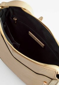 Next SADDLE STANDARD - Keresztpántos táska - bone cream
