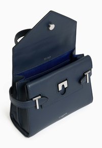 Navy strukturiertem Lederhandtasche mit einer klaren Form, ausgestattet mit einem Druckverschluss und silbernen Hardware-Details. Das Innere hat ein blaues Futter.