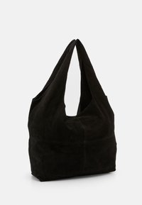 Czarna torba typu tote z zamszu z podwójnymi paskami na ramię, miękką fakturą i luźnym fasonem. Charakteryzuje się minimalnymi widocznymi przeszyciami i przestronnym otwarciem.