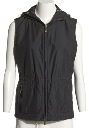 Gilet noir sans manches avec fermeture éclair, capuche, taille élastique et poches avant zippées, présenté sur un torse de mannequin blanc.