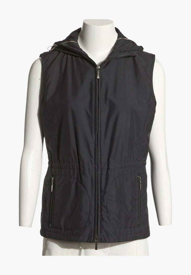 Gilet noir sans manches avec fermeture éclair, capuche, taille élastique et poches avant zippées, présenté sur un torse de mannequin blanc.