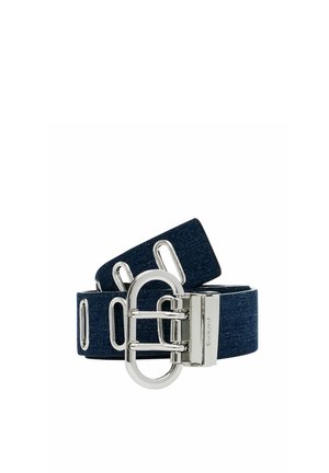 Ceinture en denim bleu foncé avec grande boucle ovale argentée et œillets rectangulaires argentés, enroulée sur fond blanc.