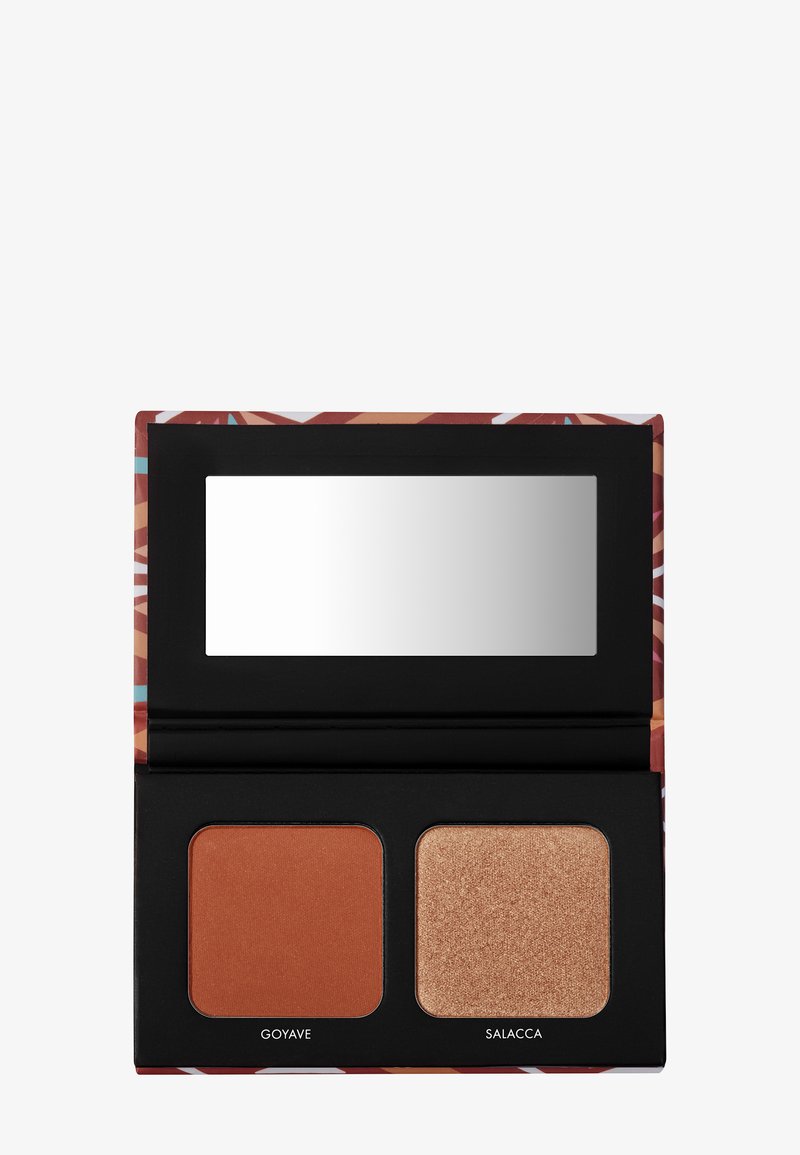 Palette compacte de fards à paupières avec deux teintes : brun rouge mat nommé Goyave et or scintillant nommé Salacca, comprenant un miroir rectangulaire à l'intérieur.