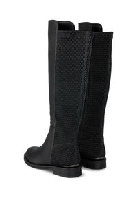 Stivali neri fino al ginocchio con punta e tallone in pelle liscia, e un pannello in mesh strutturato sul retro, che offre un contrasto di materiali.