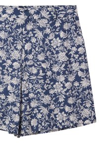 Pantaloni shorts blu navy con un intricato motivo floreale bianco, realizzati in tessuto leggero con una superficie liscia. Inclusa chiusura con bottone.