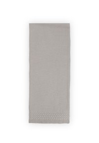 Jasnoszara dziana szalik z teksturowanym, tkanym wzorem na jednej krawędzi, charakteryzujący się gładkim wykończeniem i prostym, równym kształtem.