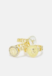Conjunto de anéis em ouro com design de corrente ligada, encantos circulares com detalhes em relevo, incluindo um urso e elementos decorativos.