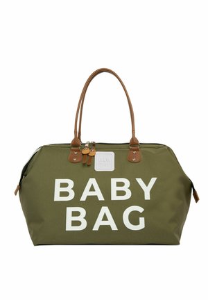 Borsa per neonati in tessuto verde olivo con grande testo bianco "BABY BAG," accentuata da manici e dettagli in finta pelle color sabbia, chiusura con zip e patch con logo.