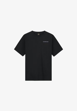 Zwarte katoenen t-shirt met ronde hals, korte mouwen en een klein wit 'TOMORROWLAND' logo op de linker borst. Eenvoudig ontwerp, geen patronen.