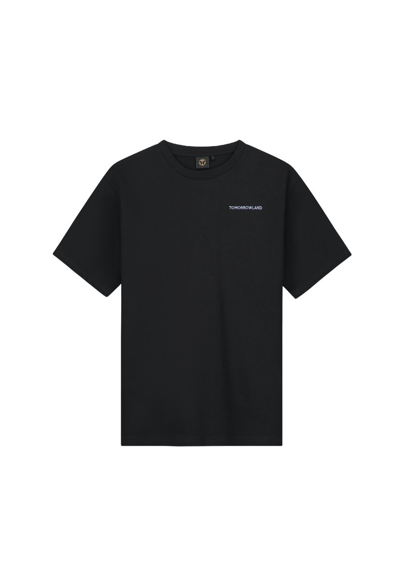 Zwarte katoenen t-shirt met ronde hals, korte mouwen en een klein wit 'TOMORROWLAND' logo op de linker borst. Eenvoudig ontwerp, geen patronen.