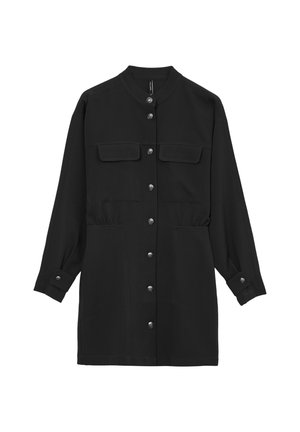 Schwarze Button-Up-Jacke aus leichtem Material. Sie verfügt über zwei Brusttaschen, Druckknöpfe und details mit gerafftem Taillenbereich. Lange Ärmel.