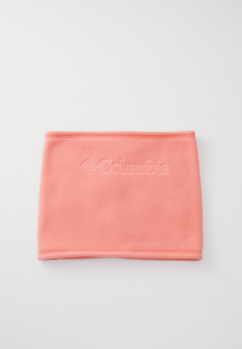 Fleece halsedisse i koralfarvet med et broderet Columbia-logo. Blødt materiale, rektangulær form, med stikninger i kanterne og et sømløst design.