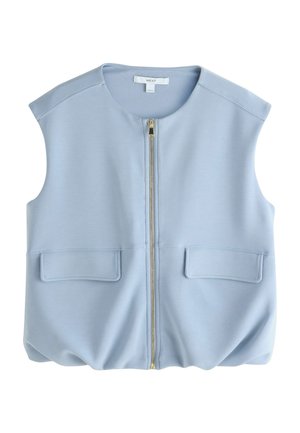 Lyseblå ærmeløs vest med guldlynlås foran og to lommer med klap, rund halsudskæring og blød stoftekstur.