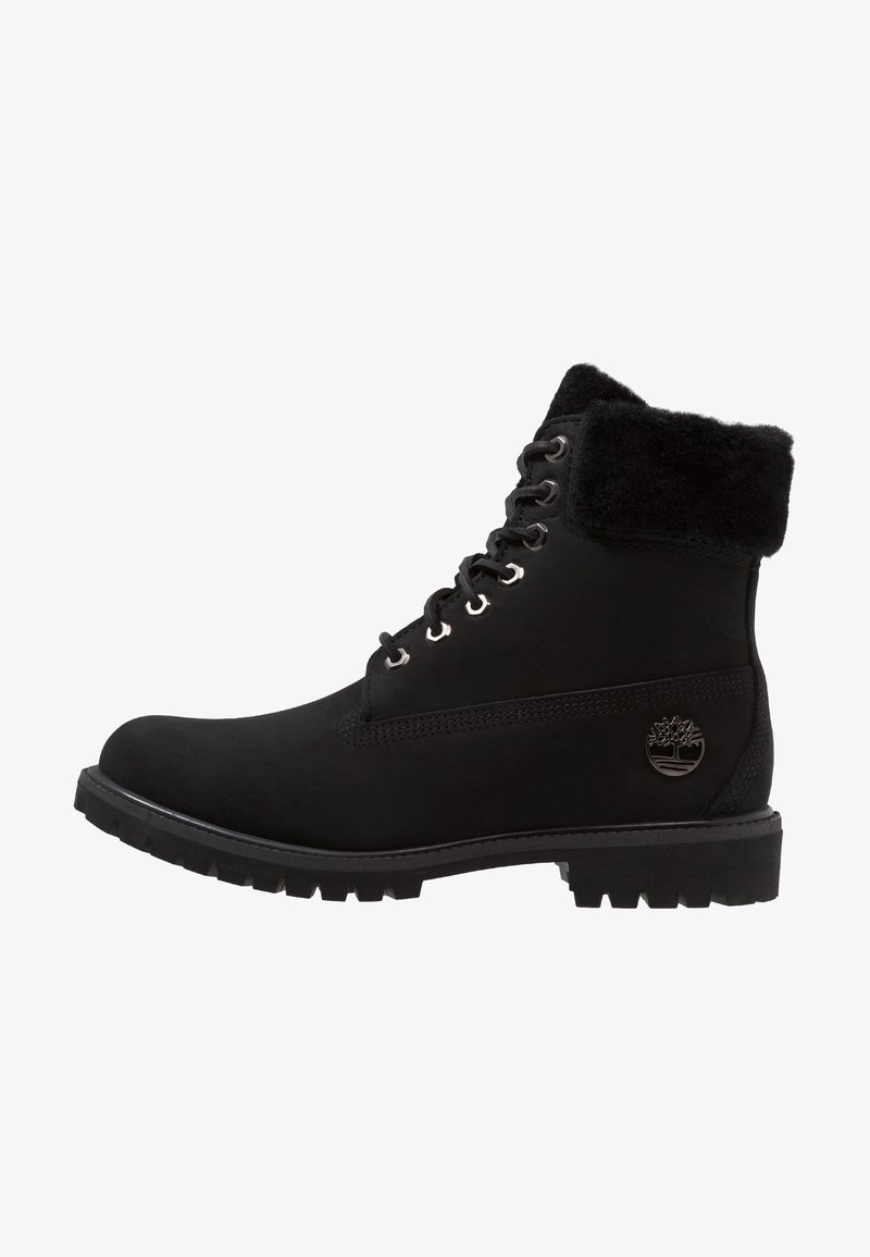 Botte d'hiver noire à lacets avec semelle épaisse à crampons et col en polaire, avec logo d'arbre en relief sur le côté.