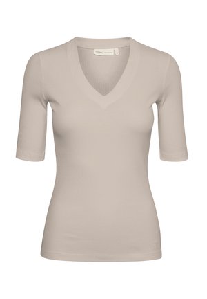 Beige ribbovaný top s krátkým rukávem a véčkovým výstřihem, s přiléhavým střihem a diskrétním logem značky na spodním lemu. Hladká textura, minimalistický design.