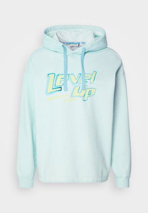 Sudadera con capucha azul claro con un estampado gráfico que dice "Level Up" en amarillo y azul. Cuenta con cordones ajustables y mangas largas.