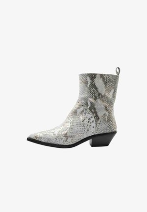 Botas de tobillo de piel de serpiente en tonos plateados y grises, con punta afilada, tacón bajo y superficie texturizada con un acabado suave.
