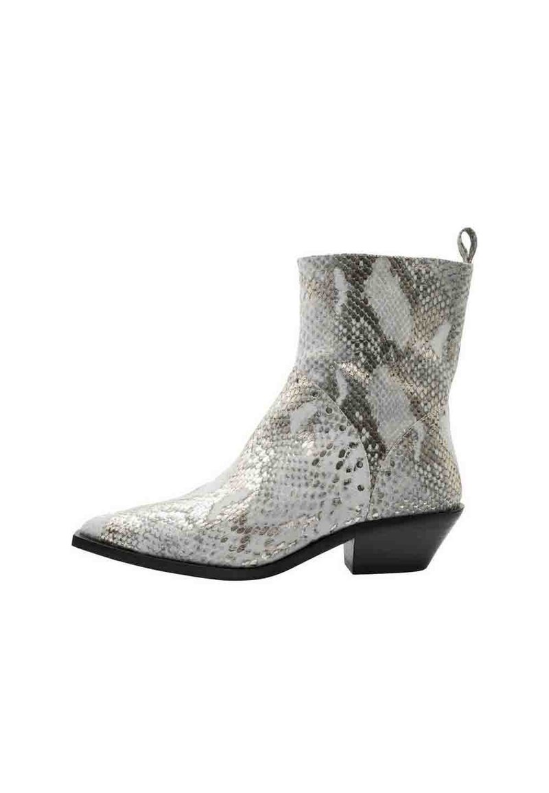 Botas de tobillo de piel de serpiente en tonos plateados y grises, con punta afilada, tacón bajo y superficie texturizada con un acabado suave.