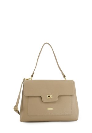 Sac à main en cuir beige de forme rectangulaire, avec une fermeture à rabat, des accessoires en or et une bandoulière amovible. Surface texturée.