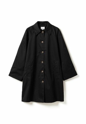 Czarny płaszcz z długim rękawem, z ostrym kołnierzem, zapięciem na guziki z przodu oraz kieszeniami po bokach, prezentowany na białym tle.