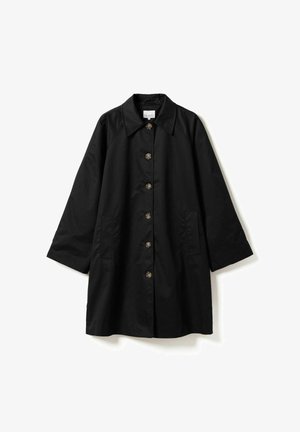 Fekete hosszú ujjú kabát hegyes gallérral, elöl gombos záródással és oldalzsebekkel, fehér háttéren bemutatva.