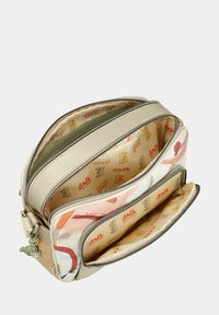 Bolso de múltiples compartimentos hecho de material sintético texturizado beige con patrones abstractos en rosa y naranja. Cierres con cremallera y forro de marca.
