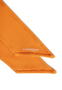 Orange texturerad slips med spetsiga ändar, med märkesnamnet "J. Lindeberg" i vitt på ena änden. Slät textur, modern design.