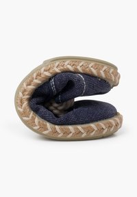 Niebieskie espadryle z denimu, slip-on, zwinięty design, plecionka z juty, gumowa podeszwa, miękka tekstura, z kontrastowymi detalami przeszycia.