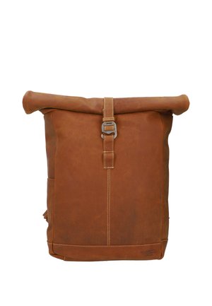 Brązowy skórzany plecak z klapą rolującą, zamknięcie na srebrną klamrę oraz widoczne przeszycia, widok od przodu na białym tle.