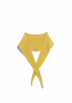 Écharpe jaune en tricot doux avec des extrémités pointues, pliée en forme croisée sur un fond blanc.