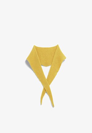 Écharpe jaune en tricot doux avec des extrémités pointues, pliée en forme croisée sur un fond blanc.