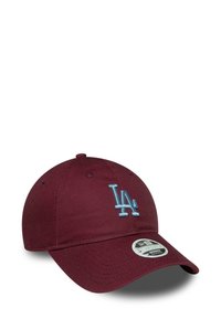 Bordeauxroter Baseballcap mit hellblauem "LA"-Logo, das auf der Vorderseite gestickt ist, und einem gebogenen Schirm, vor einem weißen Hintergrund präsentiert.
