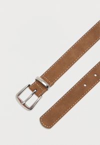 Ceinture en daim marron avec une boucle en métal argenté, ornée de coutures blanches et de plusieurs trous d'ajustement le long de la sangle.