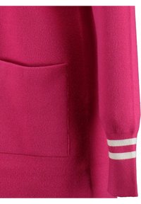 Maglione a maglia fucsia con tasca frontale e accenti a righe bianche sui polsini. Texture morbida, vestibilità rilassata e design minimalista.