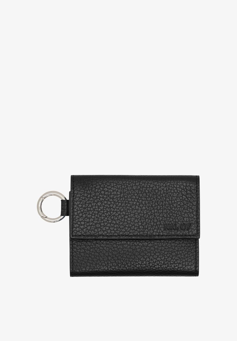 Portefeuille en cuir noir texturé avec une fermeture à rabat et un porte-clés en argent fixé sur le côté gauche.