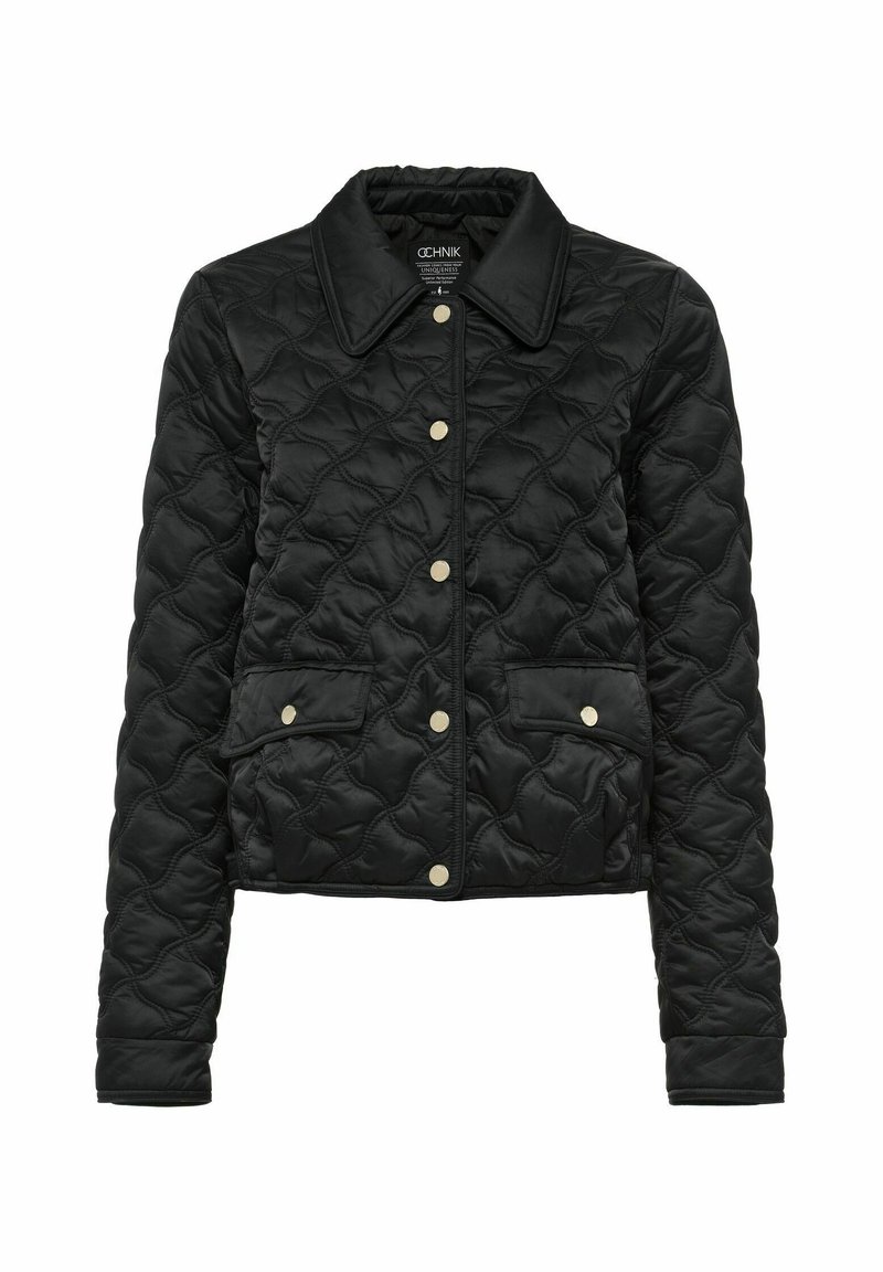 Veste matelassée noire avec un col, fermeture à boutons-pression et deux poches frontales, présentant une texture lisse et un éclat subtil.