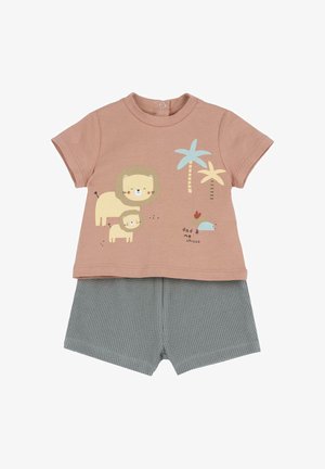 Haut à manches courtes rose poudré avec des lions dessinés, des palmiers, texte « papa & moi », associé à un short gris texturé pour tout-petits.