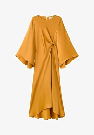 Vestido midi amarillo mostaza con mangas acampanadas anchas, detalle de nudo retorcido en la cintura y dobladillo asimétrico.